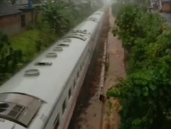 KA Brantas Berhenti di Tengah Perjalanan Akibat Rel Tergenang Tinggi di Sragen