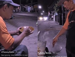 Sepi Pembeli, Penjual Nasi Goreng Ini Makan Jualannya Sendiri