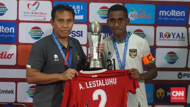 Jersey almarhum mantan pemain Timnas Indonesia U-15 Alfin Lestaluhu ikut menemani Garuda Asia dalam perayaan juara Piala AFF U-16 2022, Jumat (12/8).