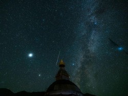 Keindahan Langit China saat Hujan Meteor Geminid