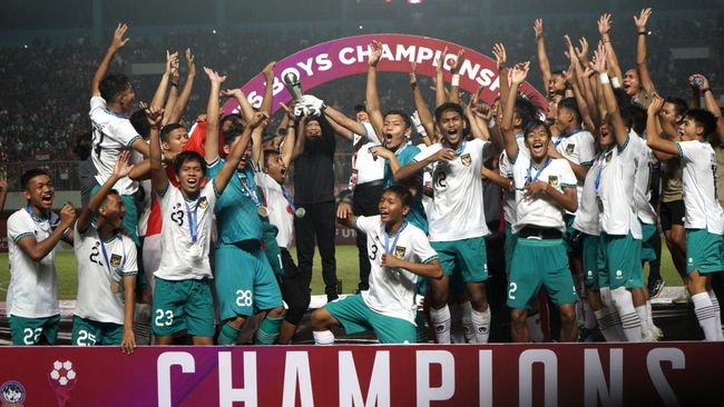 Ketua Umum PSSI Mochamad Iriawan dan Menpora Zainudin Amali ikut euforia sukses Indonesia menjadi juara Piala AFF U-16 2022 dengan ikut mengangkat trofi juara.