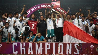 Netizen Hujat Ketua PSSI dan Menpora karena Ikut Angkat Piala AFF U-16