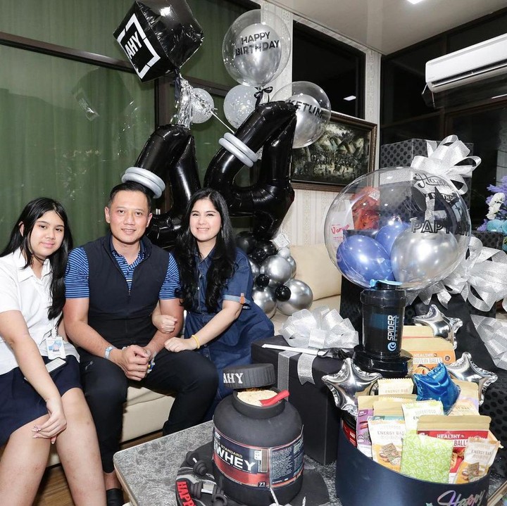 <p>Agus dirawat karena didiagnosis sakit demam berdarah. Meski tengah dirawat, ia tetap merasa bersyukur karena di hari penting itu, dirinya didampingi istri dan sang putri. (Foto: Instagram @agusyudhoyono)</p>