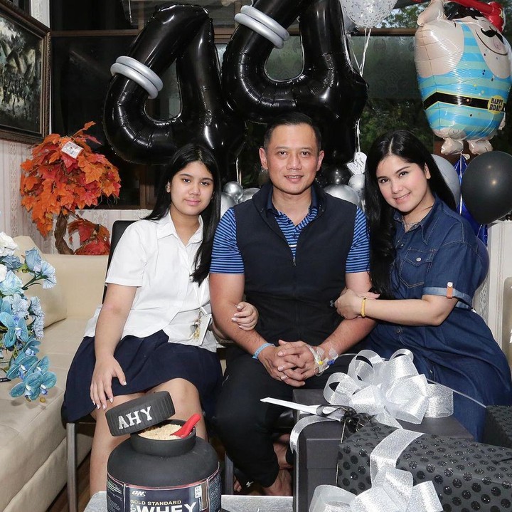 <p>Pada 10 Agustus 2022, Agus Harimurti Yudhoyono genap berusia 44 tahun. Annisa Pohan dan sang putri Almira Tunggadewi pun terlihat merayakan ulang tahun sang suami di RSPAD Gatot Subroto, Bunda. (Foto: Instagram @agusyudhoyono)</p>