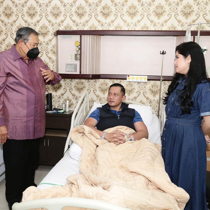 <p>Selain itu, sang ayah SBY juga tampak menjenguk Agus Yudhoyono yang sedang terbaring lemah di rumah sakit. SBY terlihat memberikan semangat untuk sang putra. (Foto: Instagram @agusyudhoyono)</p>