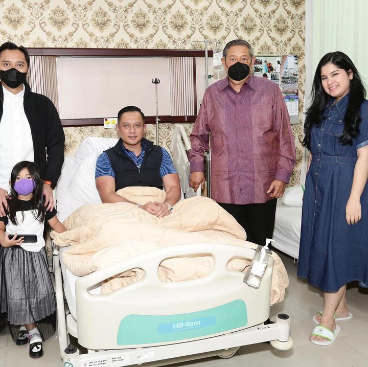 <p>SBY tak datang sendiri lho. Ia juga ditemani adik Agus Yudhoyono, Edhie Baskoro Yudhoyono atau Ibas. Nah, Ibas mengajak serta anak ketiganya, Gayatri Idalia Yudhoyono atau akrab disapa Gaia. (Foto: Instagram @agusyudhoyono)</p>
