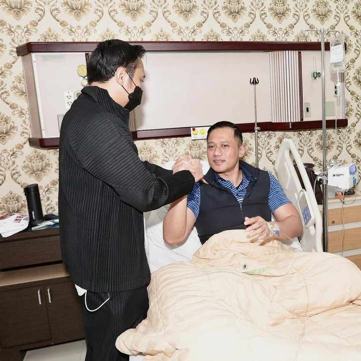 <p>Dalam satu momen, Ibas juga tampak memberikan semangat pada sang kakak untuk kesembuhannya. Kakak beradik ini terlihat sangat akrab, Bunda. (Foto: Instagram @agusyudhoyono)</p>
