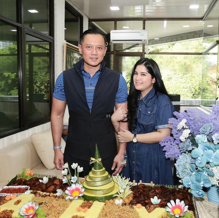 <p>Tak lupa, Annisa juga turut memberikan ucapan kepada sang suami. "Barakallah fii umrik sayangku, sumber kekuatanku, doaku selalu<br />Agar Papy diberikan kepanjangan usia yang barakah, semakin sukses dengan segala hal mulia yang Papy Lakukan, khususnya yang membawa manfaat bagi banyak orang, tulisnya melalui akun Instagram @annisayudhoyono. (Foto: Instagram @agusyudhoyono)</p>