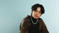 <p>Saat Angga <em>posting</em> foto, ada komentar netizen yang membandingkan wajahnya dengan V BTS. "Ku kira Taehyung ternyata Angga," tulis salah satu netizen. (Foto: Instagram @anggayunandareal16)</p>