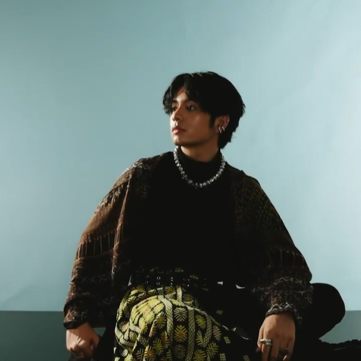 <p>Potret terbaru yang dibagikan Angga di Instagram dibilang mirip dengan V BTS. Terutama bila dilihat dari sisi samping. (Foto: Instagram @anggayunandareal16)</p>