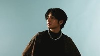 <p>Potret terbaru yang dibagikan Angga di Instagram dibilang mirip dengan V BTS. Terutama bila dilihat dari sisi samping. (Foto: Instagram @anggayunandareal16)</p>
