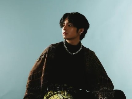7 Potret Angga Yunanda yang Bikin Pangling, Tampan Banget Disebut Mirip V BTS