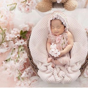 7 Potret Baby Alisha Anak Bungsu Aliya Rajasa & Ibas Jadi Putri Tidur