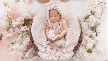 7 Potret Baby Alisha Anak Bungsu Aliya Rajasa & Ibas Jadi Putri Tidur