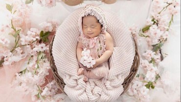 img-title 7 Potret Baby Alisha Anak Bungsu Aliya Rajasa & Ibas Jadi Putri Tidur