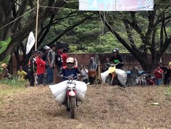 Meriahkan HUT Kemerdekaan RI, Petani di Polman Adu Kecepatan Motor Taxi