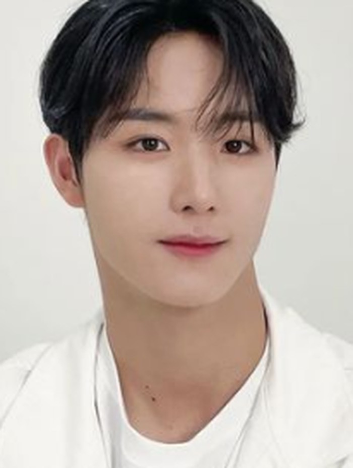 Belum sebulan debut, Jeong Seunghwan langsung menarik perhatian netizen Korea. Menurut mereka, Seunghwan punya visual khas 'flower boy' yang tampan. Setuju nggak nih, Beauties?/ foto: instagram.com/atbo_official