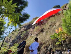 Bangga! Bendera Merah Putih Raksasa Berkibar di Gunung Batu Lembang