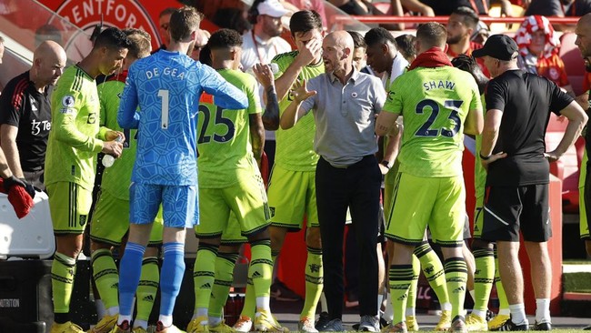 Kekalahan dari Brentford membuat Manchester United ada di dasar klasemen Liga Inggris dan membuat Erik Ten Hag jadi pelatih terburuk dalam 100 tahun terakhir.