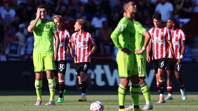 Cristiano Ronaldo menjalani debut sebagai starter di Manchester United dengan murung karena Setan Merah tertinggal 0-4 dari Brentford di babak pertama.