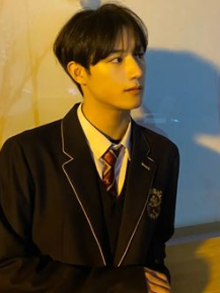 Demi meraih mimpinya sebagai idol, Jeong Seunghwan harus pindah sekolah dari Busan ke Seoul. Saat ini ia merupakan siswa di Hanlim Multi Art High School./ foto: instagram.com/atbo_official