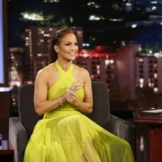Jadi Warna Favoritnya, Ini Sederet Tampilan Jennifer Lopez Memakai Busana Bernuansa Neon
