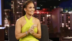 Jadi Warna Favoritnya, Ini Sederet Tampilan Jennifer Lopez Memakai Busana Bernuansa Neon