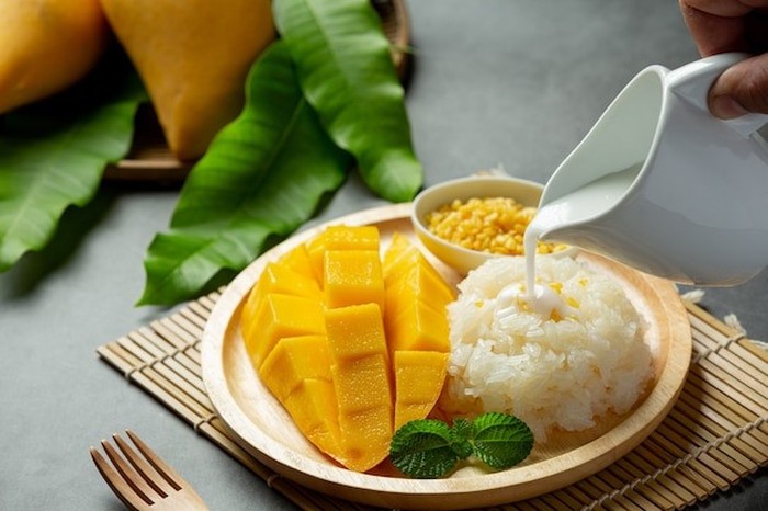 Mango Sticky Rice atau Khao Niaow Ma Muang terdiri dari ketan manis yang disajikan dengan irisan mangga segar dan disiram saus santan yang creamy.