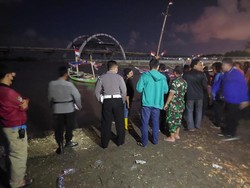 Jenazah Wanita Ditemukan Mengambang di Jembatan Suroboyo, Diduga Bunuh Diri