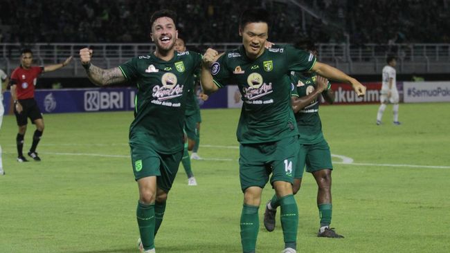 Hasil Akhir Persebaya vs Madura United: Drama 4 Gol di Bung Tomo Madura United belum terkalahkan di Liga 1 2022/2023 usai ditahan Persebaya Surabaya 2-2 dengan dramatis di Stadion Gelora Bung Tomo, Minggu (14/8).