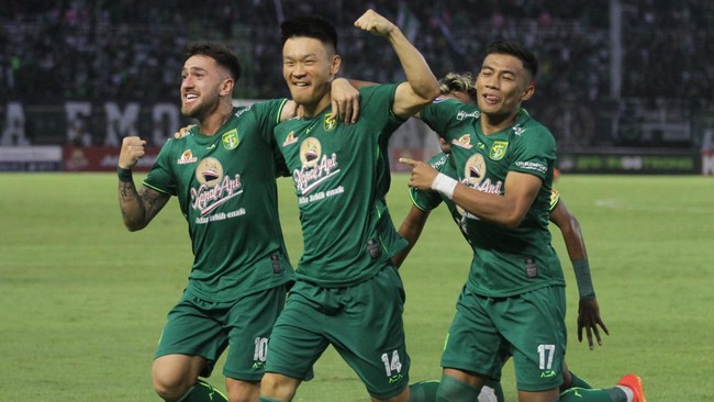 Pelatih Persebaya Surabaya Aji Santoso mengatakan sedang berupaya membangkitkan mental pemain Bajul Ijo jelang laga melawan Arema FC.