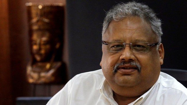 Pria yang dikenal sebagai Warren Buffett India, Rakesh Jhunjhunwala, meninggal pada usia 62 tahun.