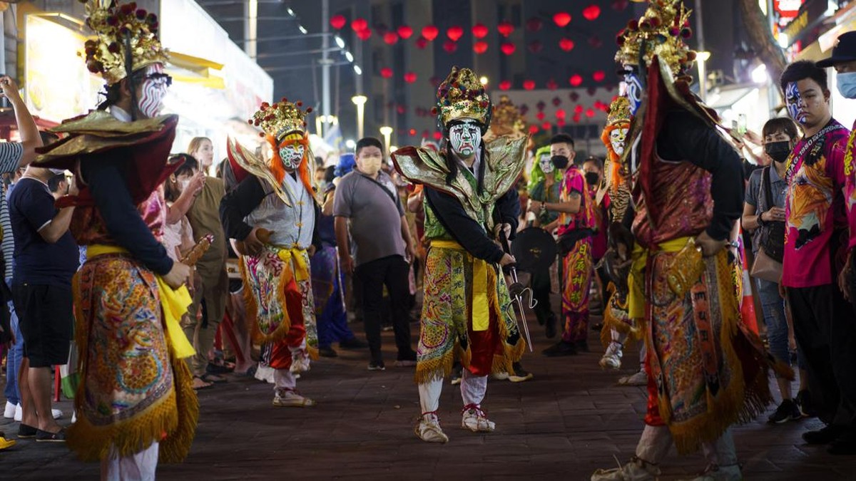 FOTO: Menenangkan Arwah Leluhur dalam Festival Hantu