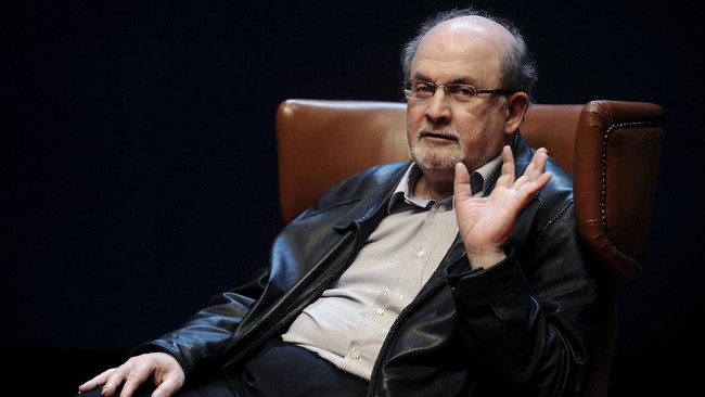 Enam bulan setelah ditikam, penulis Ayat Ayat Setan Salman Rushdie menerbitkan novel baru Victory City pada Selasa (7/2).