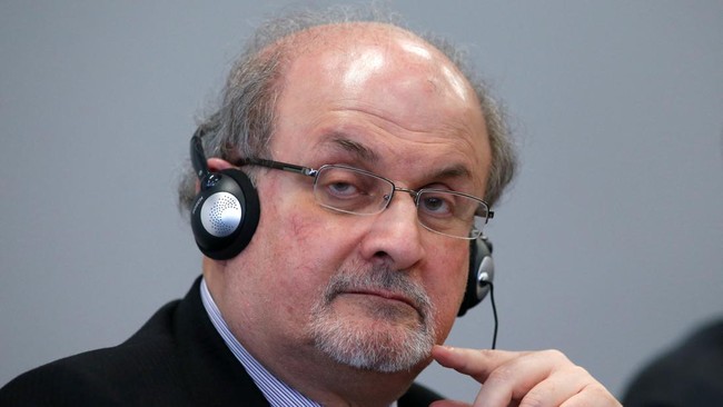 Pelaku Penikaman Salman Rushdie Divonis 25 Tahun Penjara Hadi Matar, pelaku penikaman novelis Salman Rushdie divonis 25 tahun penjara atas kejahatannya pada 2022 lalu.