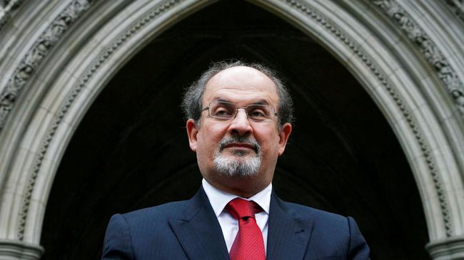 Salman Rushdie pernah mendapatkan gelar bangsawan dari Ratu Inggris, Sir, karena karya-karyanya, termasuk Ayat Ayat Setan.