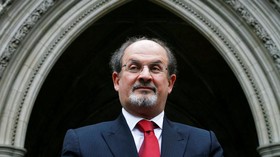 Siapa Salman Rushdie yang Diserang karena Ayat Ayat Setan?
