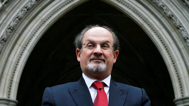 Iran membantah terkait dengan pelaku penikaman Salman Rushdie. Mereka menyatakan bahwa Rushdie yang harus disalahkan karena menghina Islam.