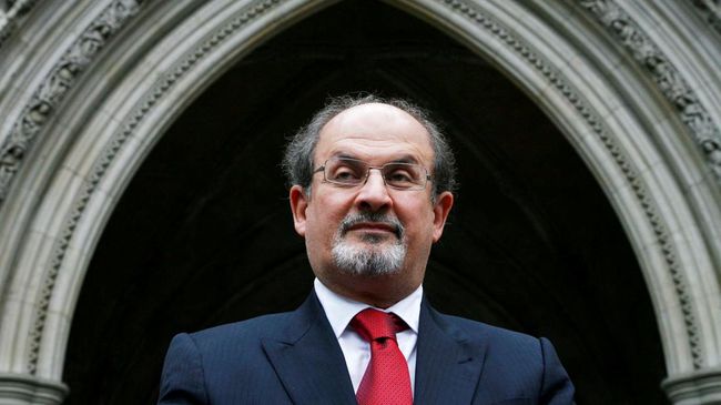 Siapa Salman Rushdie yang Diserang karena Ayat Ayat Setan?