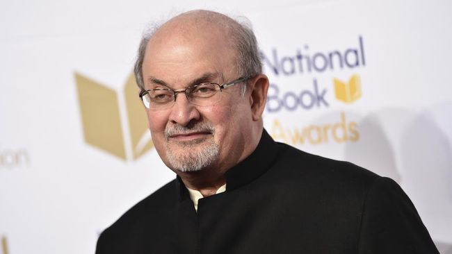 Penjualan The Satanic Verses alias Ayat Ayat Setan dan buku Salman Rushdie lainnya meroket usai penulis itu ditikam dengan brutal.