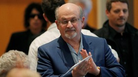 Surat Protes Salman Rushdie ke PM India kala Satanic Verses Diboikot