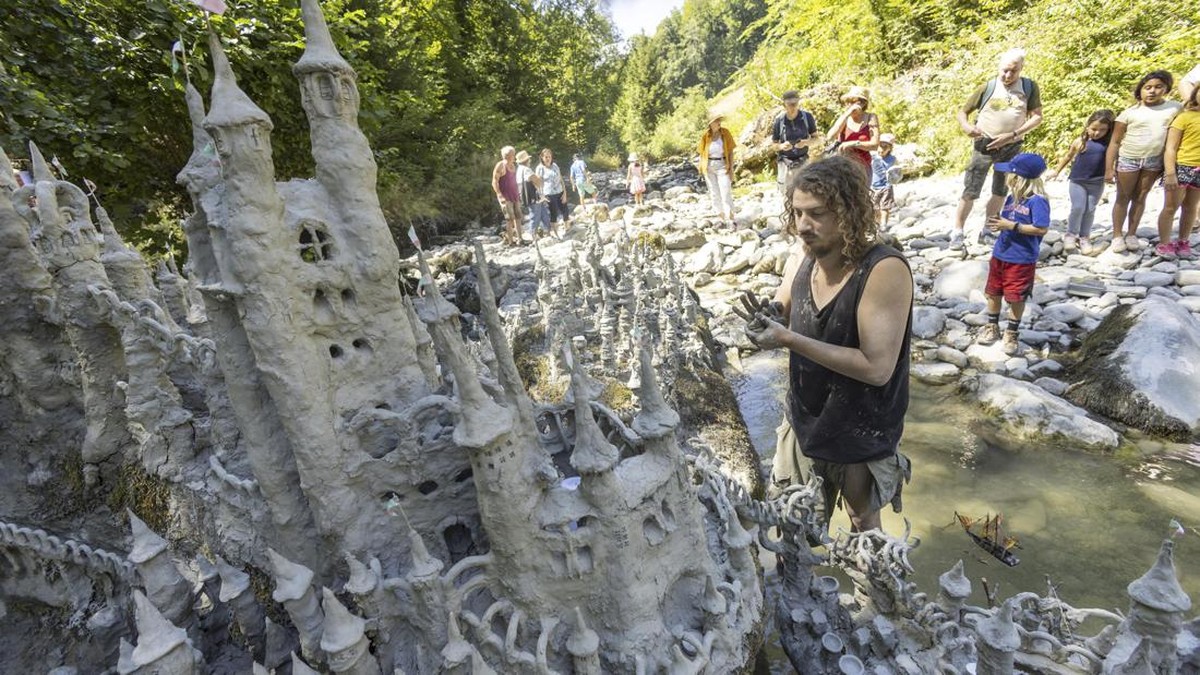 FOTO: Seniman Swiss Buat Kastil dari Lumpur Sungai yang Mengering