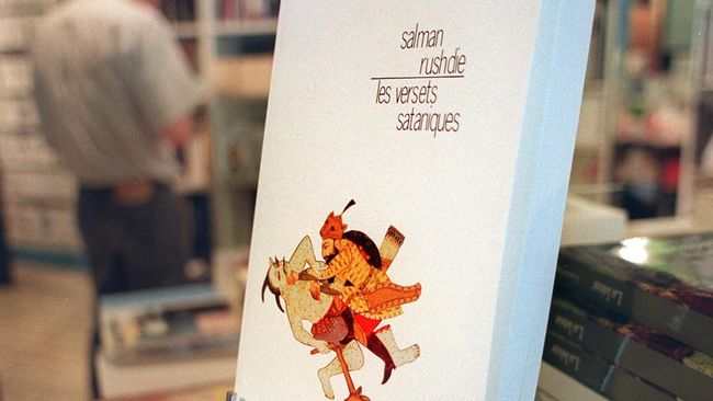 Bukan hanya kecaman, The Satanic Verses karya Salman Rushdie dilarang beredar di berbagai negara di dunia.