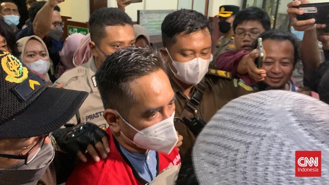 Kajari Jombang yang juga JPU dalam sidang pencabulan terdakwa Mas Bechi memberikan penjelasan jalannya persidangan di PN Surabaya.