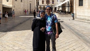 img-title Pamer Kemesraan Saat Istri Ultah, Unggahan Duta Sheila On 7 Diserbu Fans