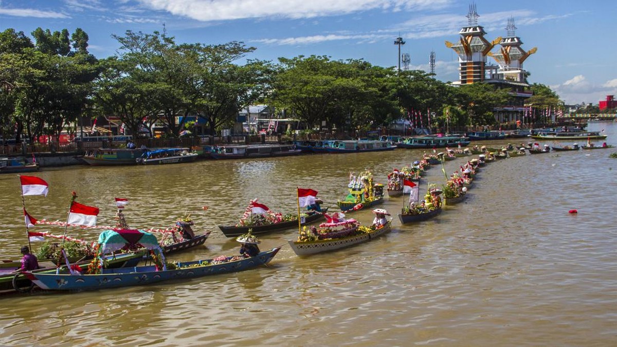 FOTO: Atraksi Perahu Meriahkan Festival Pasar Terapung di Martapura