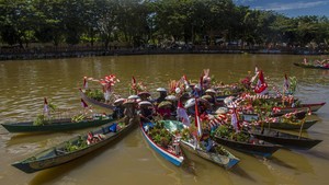 FOTO: Atraksi Perahu Meriahkan Festival Pasar Terapung di Martapura