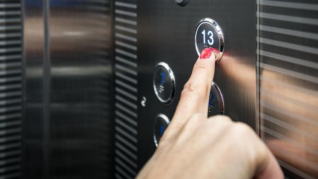 Dua orang turis ini diyakini warga Jerman berusia 20-an. Keduanya ditangkap karena diduga buang air besar di lift hotel.