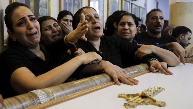 FOTO: Tangis Mesir Antar 41 Korban Tewas Kebakaran Gereja Koptik