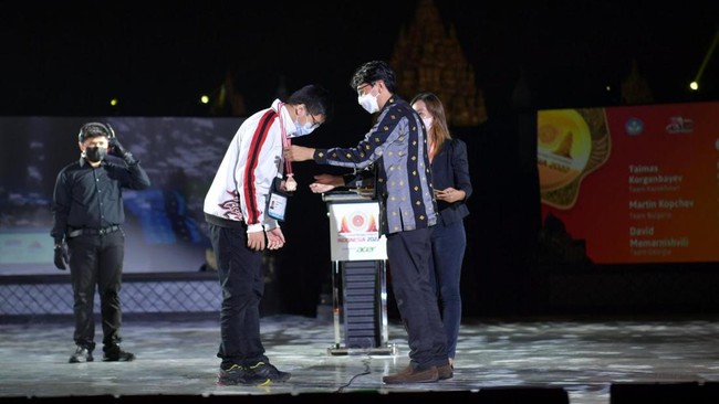 Tuan rumah Indonesia berhasil menyabet delapan medali dalam ajang International Olympiad on Informatics (IOI) ke-34 di Yogyakarta pada 7-15 Agustus 2022.